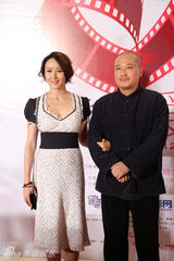 组图：助力贫困儿童 胡静捐观音像募150万