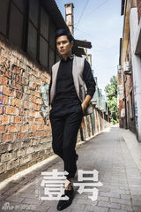 组图：郑嘉颖登杂志封面 展夏日街头型男魅力