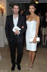 组图：阿尔芭和米拉齐穿黑裙闪耀范思哲秀