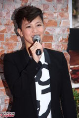 组图：何韵诗帅气亮相开心入围金马奖