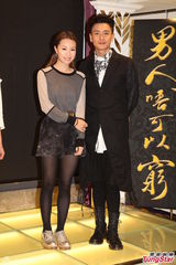 组图：邓丽欣否认新车牌冠夫姓 陈伟霆努力赚钱