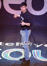 组图：原2PM成员朴宰范参加活动 大秀精彩街舞