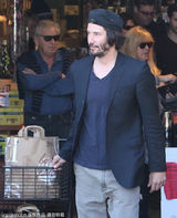 组图：里维斯一脸络腮胡出街 以手遮面不自信