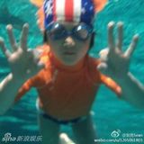 组图：张亮穿泳裤与天天戏水 女网友喊把持不住