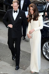 高清图：英国王妃凯特白色高开衩长裙端庄迷人