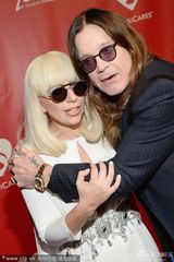 组图：摇滚巨星奥齐-奥斯本帅气 强抱GaGa合影