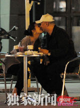 组图：张雨绮王全安街头热吻 早前车内哭泣照曝光