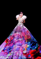 组图：51岁江蕙台上脱裙 露肉色内裤引骚动