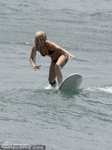 组图：Gaga穿比基尼巨乳狂压冲浪板 水中豪放脱衣