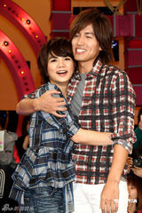 幻灯图：ELLA做客节目宣传新剧 与言承旭亲密拥抱