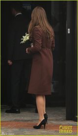 组图：凯特王妃细高跟挺孕肚 笑容甜美面庞圆润