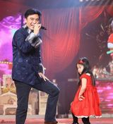 高清组图：钟镇涛和闺女抢戏 小女儿显露明星锋芒