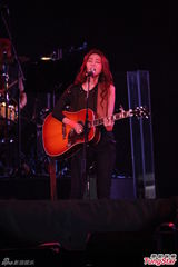 组图：陈绮贞演唱会男友现身 豪放上演女女舌吻