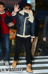 组图：Rain赴日开唱 黑超遮面棉服包裹严实