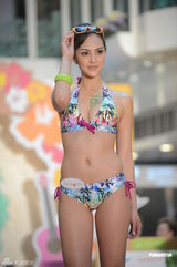 组图：Jessica C比基尼秀美胸俏臀 自曝找到新对象