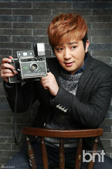 组图：韩Trot王子朴玄彬写真曝光 拿相机卖萌