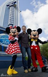 高清组图：新晋“美偶”冠军斯考迪游迪士尼乐园