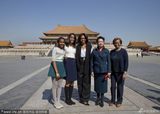 组图：中美第一夫人游故宫 米歇尔打乒乓写书法