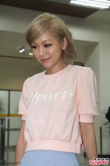 组图：西野加奈短裙登台 气质娇俏可爱十足