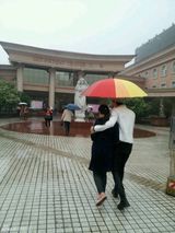 组图：白冰挺大肚回西安待产 老公丁一全程陪护