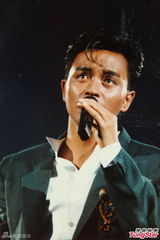 组图：张国荣逝世11周年 歌迷献花缅怀寄托哀思