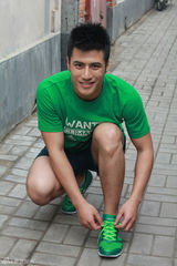 组图：李晨浩拍户外运动大片展健硕身材