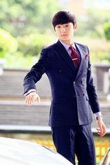 组图：《亿万继承人》曝剧照 崔始源于小彤对决