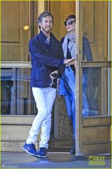 组图：海瑟薇携老公出街 发卡俏皮秀长腿