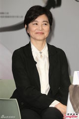 组图：林青霞返台风韵迷人 看曾经接吻镜头大笑