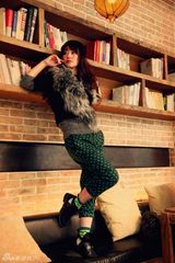 组图：陈紫函变身时尚猫女 慵懒享受下午茶时光