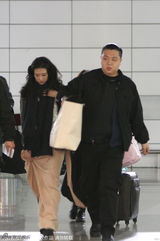 组图：林志玲手提裙摆现身上海 步履匆匆气质佳