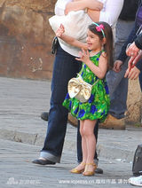 高清：小苏瑞现身片场 躺在妈妈身上像女王般尊贵