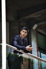 组图：蒋劲夫复古印花型男写真沉静内敛