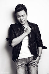 组图：万思维野性写真儒雅男变性感