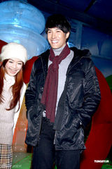 组图：蔡依林绯闻男友锦荣出席代言秀化身王子 