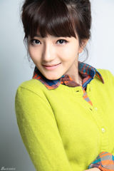 组图：白卉子荧光撞色写真 显清新俏皮本色