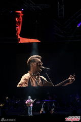 组图：李宗盛桃红衬衫开唱 称林忆莲唱得更好