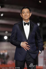 组图：刘德华作为颁奖嘉宾亮相金马奖红毯
