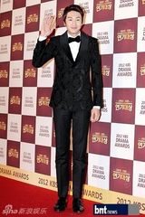 组图：文彩元朴信惠等盛装亮相演技大赏红毯