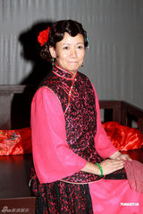 组图：商天娥新造型头戴红花 国庆结婚宴请四十席