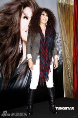 幻灯图：欧阳菲菲6年后再开唱 延时开场惹混乱