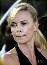 高清组图：查理兹-塞隆球场献唱 黑衫高贵