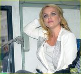 组图：布兰妮职业装显粗腿 坐双层巴士游伦敦