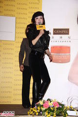 组图：潘迎紫现身辟谣死讯 代言吸金秀好材