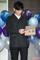 组图：温升豪35岁生日圆歌手梦 唱新歌回馈歌迷