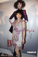 组图：海清着粉嫩碎花裙代言 照顾同台人脱鞋露脚