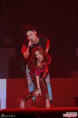 组图：薛凯琪女女贴身热舞 耳鬓厮磨动作暧昧