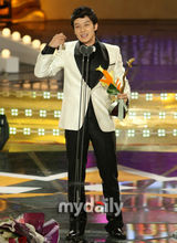 幻灯图：众星出席2009KBS电视台演艺大奖颁奖礼