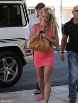 高清图：布兰妮穿粉裙和男友外出 不穿内衣凸点