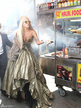 组图：Gaga《名利场》大片再蹬“恨天高”尴尬摔倒 